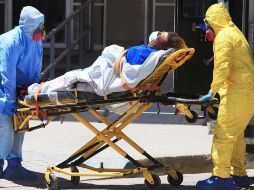 Paramédicos ingresan a un paciente con síntomas de COVID-19 al Hospital General de Ciudad Juárez, Chihuahua. EFE/ARCHIVO