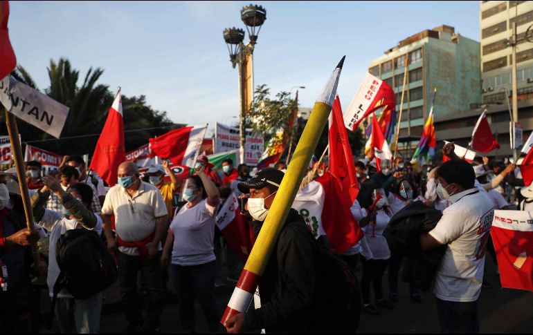 Pedro Castillo es el virtual presidente electo de Perú al haber obtenido  50.12% de los votos en la segunda vuelta electoral. EFE/P. Aguilar