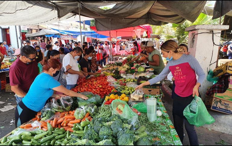 28 de junio. La sana distancia no se aplicaba de forma correcta en los tianguis. EL INFORMADOR/G. Gallo
