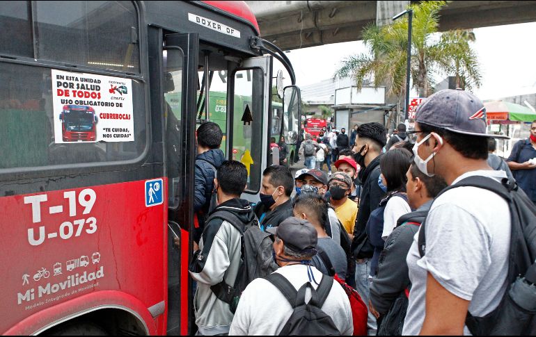 22 de junio. Los amontonamientos en el transporte público fueron una constante. EL INFORMADOR/A. Camacho