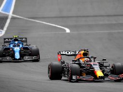 Max Verstappen (Red Bull) rebasa a Esteban Ocon (Alpine) durante las prácticas en el circuito Paul-Ricard. AFP/N. Tucat