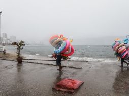 Los efectos por la cercanía de ''Dolores'' se vieron en Guerrero, con inundaciones en Acapulco, por lo que se aplicó el plan DN-III, además de que las actividades marítimas quedaron suspendidas por el alto oleaje. EFE / M. Guzmán