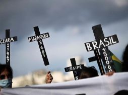 Los especialistas expresan preocupación por la lentitud de la campaña de vacunación y la propagación de variantes más agresivas del virus en Brasil. EFE/D. Fernández