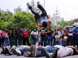 Jóvenes realizan demostraciones de baile urbano en el centro de la Ciudad de México. EFE/C. Ramírez