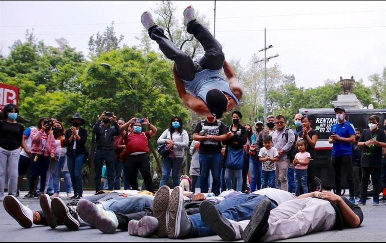 Jóvenes realizan demostraciones de baile urbano en el centro de la Ciudad de México. EFE/C. Ramírez