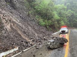 El derrumbe de rocas sobre el kilómetro 40 de la carretera federal 54 a la altura del Puente de Beltrán, ocasionó un carril obstruido. TWITTER/ @GN_Carreteras