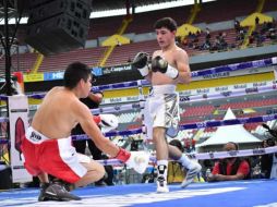Para realizar su debut, Johan contó con José “Chepo” Reynoso en su esquina. ESPECIAL/CODE