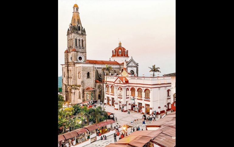 Parroquia de San Francisco de Asís y en primer plano, la presidencia municipal. INSTAGRAM/@stefisxy