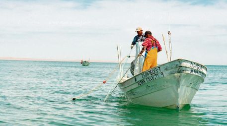 Pescadores en las costas de Puerto Peñasco, Sonora. EFE/H. Bustos