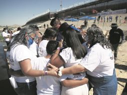 Juntos por primera vez en años. Familias se reúnen en Río Grande, en Ciudad Juárez. AP/C. Chávez