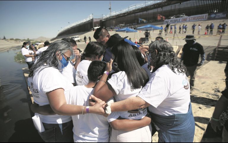 Juntos por primera vez en años. Familias se reúnen en Río Grande, en Ciudad Juárez. AP/C. Chávez