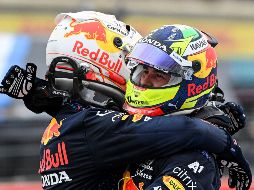 Max Verstappen (izquierda) celebra con “Checo” Pérez (derecha), después de finalizar el GP de Francia. AFP / C. Simon