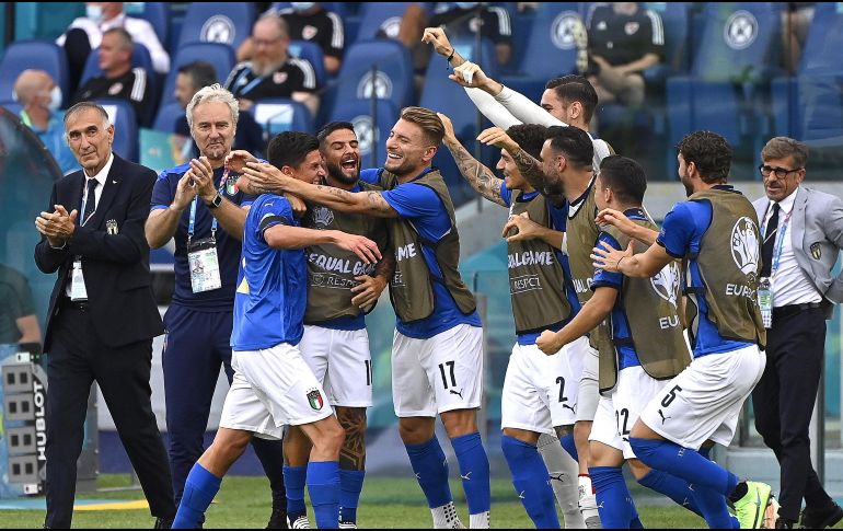 Italia sigue volando en esta Eurocopa y celebró su trigésimo partido sin conocer la derrota. EFE / R. Antimiani
