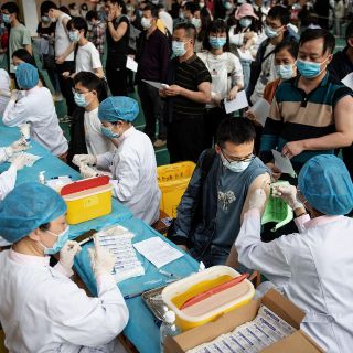 China administra más de mil millones de dosis de vacunas anti COVID