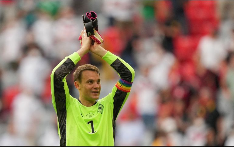 Neuer, capitán del conjunto germano, eligió un brazalete con los colores de la bandera del colectivo LGBT. AFP /  M. Schrader