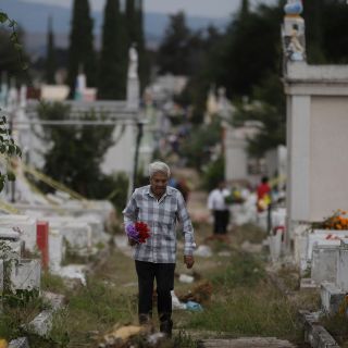 Acuden 53 mil tapatíos a cementerios durante el Día del Padre