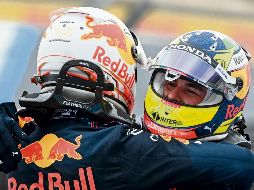 LAPAREJA IDEAL. Tanto Max Verstappen como Sergio Pérez ejecutaron a la perfección la estrategia que Red Bull hizo en el Gran Premio de Francia, superando a Mercedes. AFP/ CSIMON