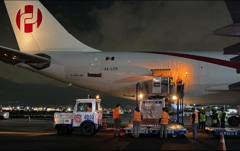 La noche de este domingo arribaron al Aeropuerto Internacional de la Ciudad de México (AICM) un millón 221 mil 300 dosis de la vacuna contra COVID-19 de la farmacéutica AstraZeneca. TWITTER / @SRE_mx