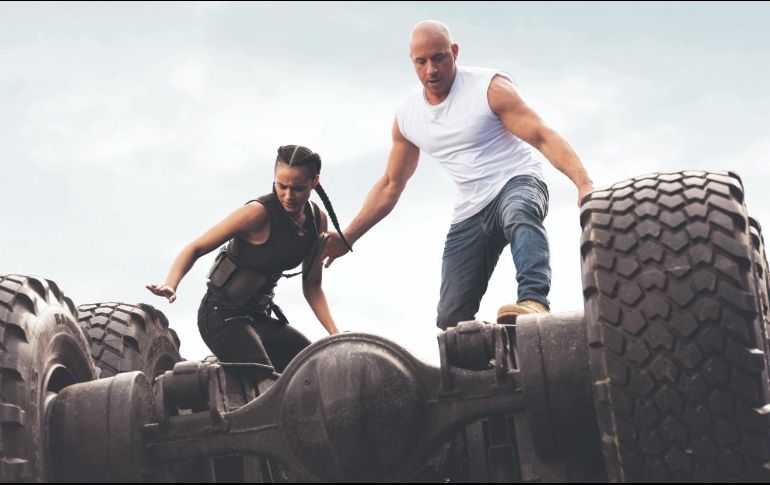 SOBRE RUEDAS “Letty” (Michelle Rodríguez) y “Dom” (Vin Diesel) tendrán que luchar contra el pasado, si es que desean tener un futuro. CORTESÍA/ UNIVERSAL PICTURES