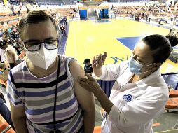 El secretario Jorge Alcocer Varela asegura que se ha cumplido el objetivo de inmunizar contra la pandemia a la población mexicana por grupos de edad. EFE / L.Torres