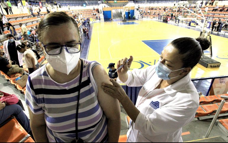 El secretario Jorge Alcocer Varela asegura que se ha cumplido el objetivo de inmunizar contra la pandemia a la población mexicana por grupos de edad. EFE / L.Torres