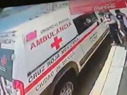 Ante estos hechos, la Cruz Roja CDMX informó que suspendió al personal de atención prehospitalaria que aparece en la grabación donde se aprecia que roban un banco de madera. ESPECIAL