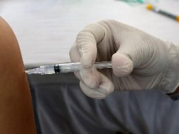 En otros mensajes virales se ha señalado que el grafeno introducido en el cuerpo de los receptores (vacunados) les convertiría en antenas, por lo que podrían ser rastreados por GPS. EFE / B. Indahono