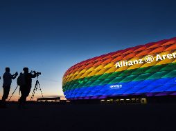 La UEFA rechazó la propuesta de iluminar el estadio Allianz Arena con los colores del arcoíris, para mostrar apoyo a la comunidad LGBT. EFE / T. Hase