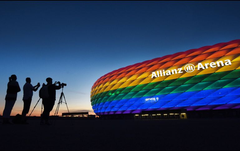 La UEFA rechazó la propuesta de iluminar el estadio Allianz Arena con los colores del arcoíris, para mostrar apoyo a la comunidad LGBT. EFE / T. Hase