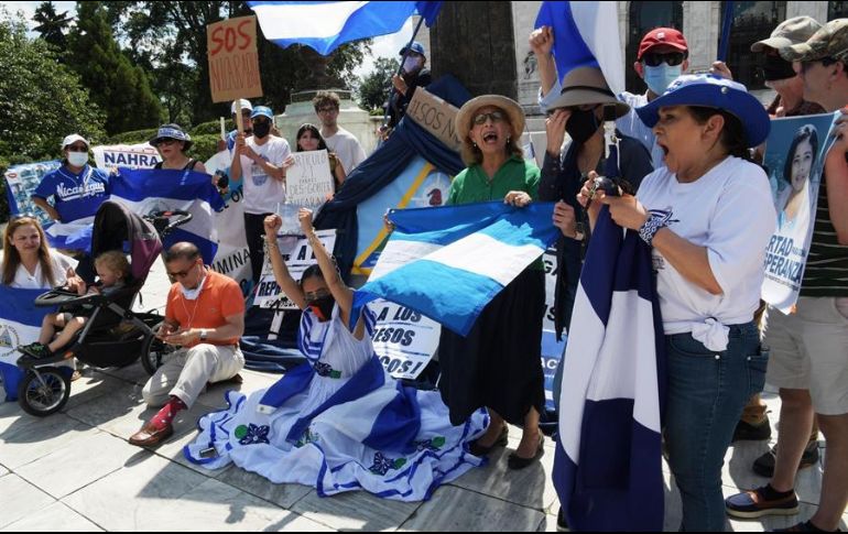 Activistas de la Coalición por la Libertad de Nicaragua realizan un plantón frente a la sede de la Organización de Estados Americanos (OEA), en Washington. EFE/L. Nolly