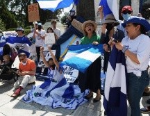 Activistas de la Coalición por la Libertad de Nicaragua realizan un plantón frente a la sede de la Organización de Estados Americanos (OEA), en Washington. EFE/L. Nolly