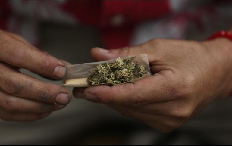 La ley permite que individuos de 21 años o más posean o consuman hasta 42.5 gramos de marihuana. EFE/S. Gutiérrez