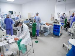 Personal médico trabaja en la Unidad de Cuidados Intensivos (UCI) del hospital de Clínicas, en Porto Alegre. EFE/M. Oliveira