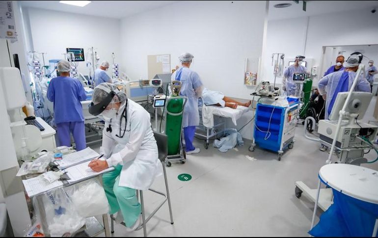 Personal médico trabaja en la Unidad de Cuidados Intensivos (UCI) del hospital de Clínicas, en Porto Alegre. EFE/M. Oliveira