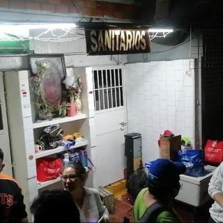 Desalojan de baños a locatarios de San Juan de Dios