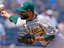 Sergio Romo amagó con bajarse el pantalón ante el acoso de la MLB. AP