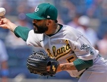 Sergio Romo amagó con bajarse el pantalón ante el acoso de la MLB. AP