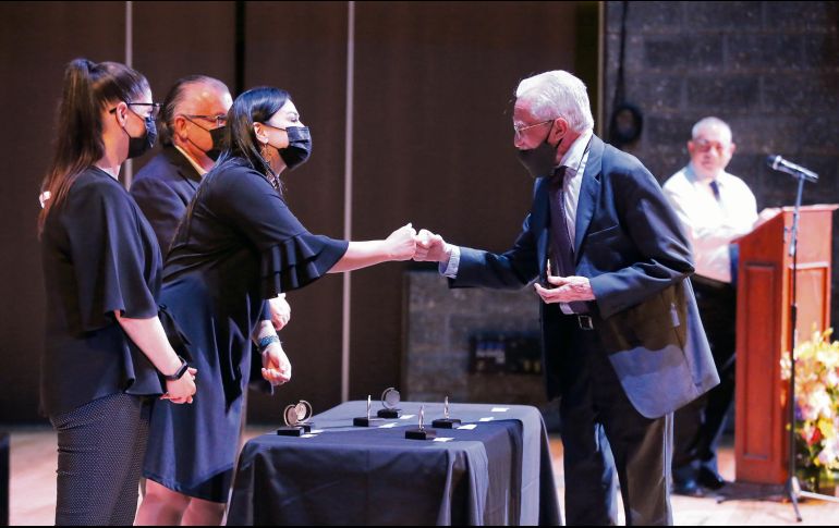 RECONOCIMIENTO. La alcaldesa interina de Zapopan, Graciela de Obaldía, entregó los galardones a su personal destacado. ESPECIAL