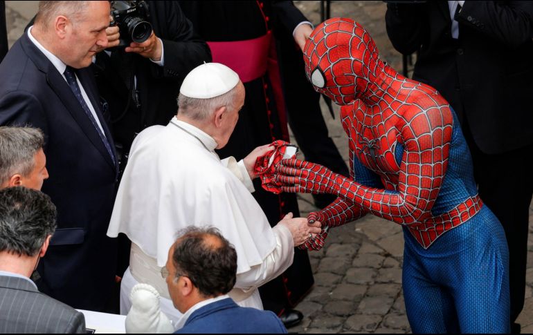 ”Spider-Man” (Mattia Villardita)  apareció en la audiencia general con los fieles en el patio de San Dámaso en el Vaticano. EFE / G. Lami