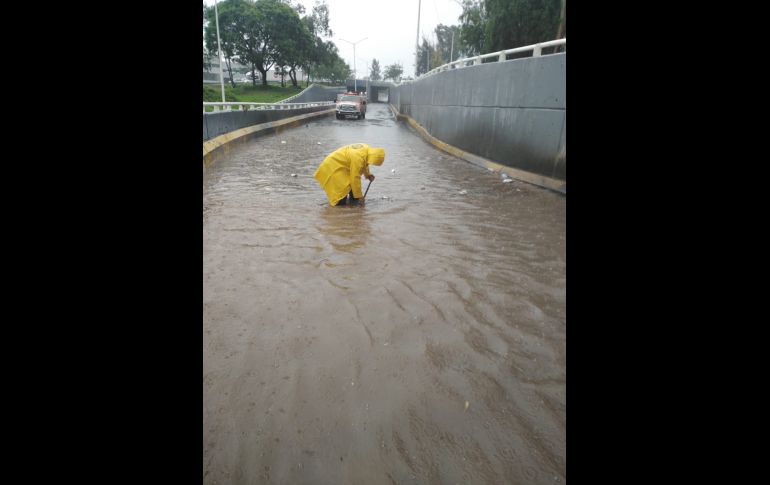 Inundación en el paso a desnivel de avenida Patria, en el fraccionamiento Revolución de Tlaquepaque. El agua alcanza hasta 60 centímetros de altura y no hay con vehículos varados. TWITTER@/PCTlaquepaque