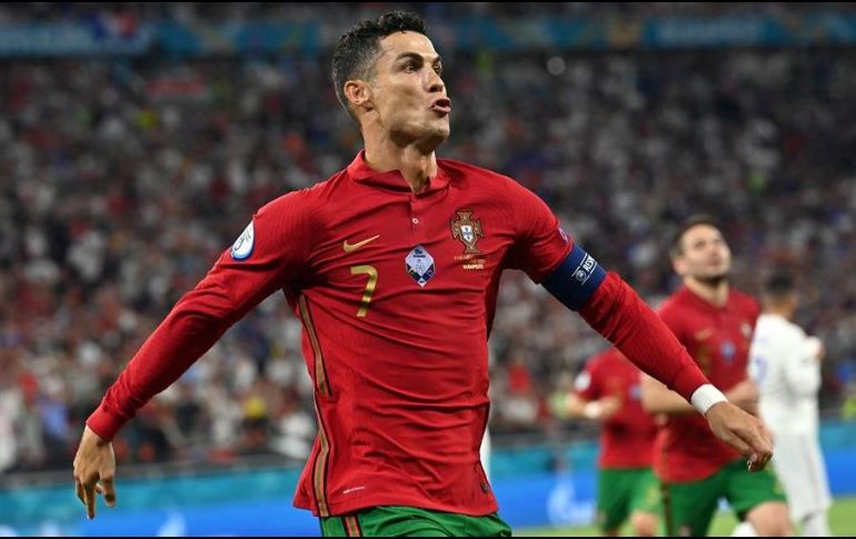 Ronaldo se convirtió en el primer jugador de la historia en disputar cinco fases finales de la Eurocopa y también es el que más encuentros ha jugado en el torneo continental. EFE/T. Illyes