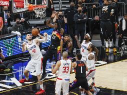 Los Suns de Phoenix anotan quedando dos segundos para finalizar el juego. AFP/ C. Petersen