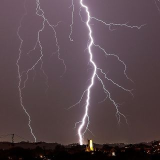 Rayo alcanza a dos hombres durante tormenta en San Luis Potosí