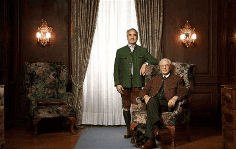 El Duque de Baviera a sus 87 años y su pareja Thomas en la colección 