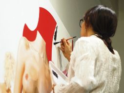 EN PLENA CREACIÓN Karla Betancourt se entrega de forma minuciosa a su trabajo creativo. CORTESÍA