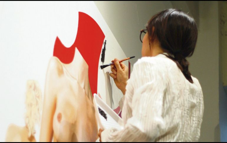 EN PLENA CREACIÓN Karla Betancourt se entrega de forma minuciosa a su trabajo creativo. CORTESÍA