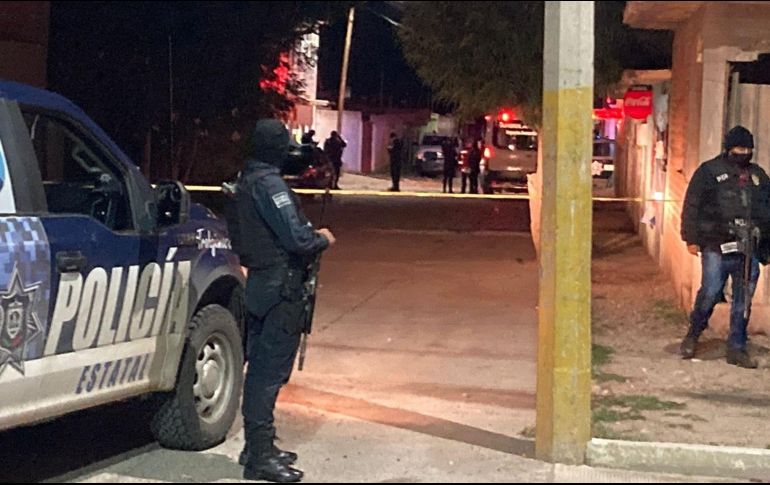 Policías estatales de Zacatecas vigilan la escena del crimen de siete personas en Fresnillo. EFE/Imagen Zacatecs