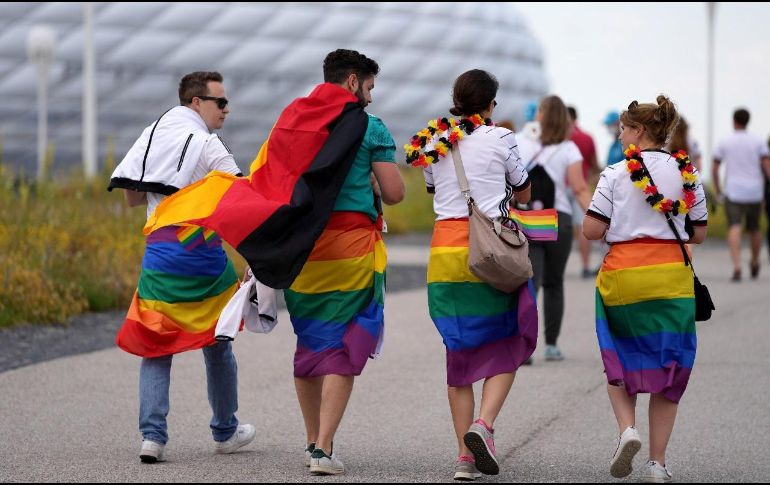 POLÉMICA. La negativa de la UEFA de iluminar el Allianz Arena con la bandera arcoíris, no fue impedimento para que los alemanes se solidarizaran con la comunidad LGBT+ de Hungría. AFP/M. SCHRADER