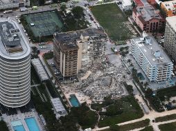 Un total de 53 personas fueron localizadas tras el derrumbe parcial del edificio en Surfside, al norte de  Miami Beach. AFP / J. Raedle