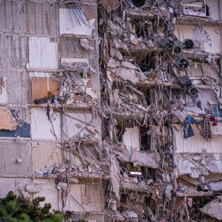 Confirman 102 personas localizadas tras desplome de edificio en Florida